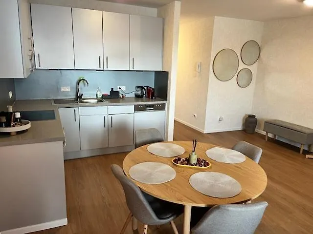 Revon Central-urban Apartment, Balcony & Free Parking